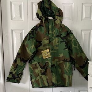New Raven Industries Military Woodland Camo Gore-Tex Parka Size M